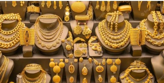 'सोना वायदा 82,415 रुपये प्रति 10 ग्राम के सर्वकालिक उच्च स्तर पर पहुंच गया | '